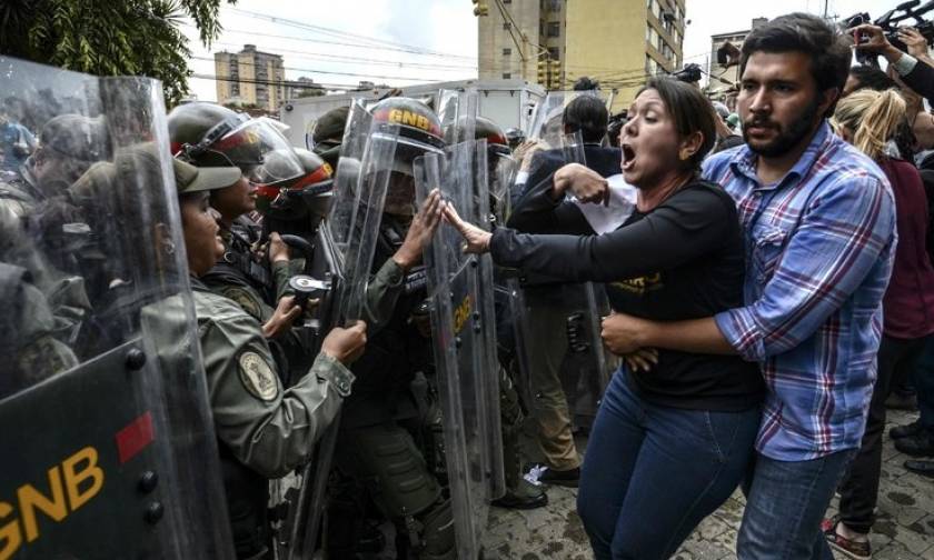 Βενεζουέλα: Στους δρόμους κατά του «πραξικοπήματος» Μαδούρο – Εντείνονται οι διεθνείς πιέσεις (vids)