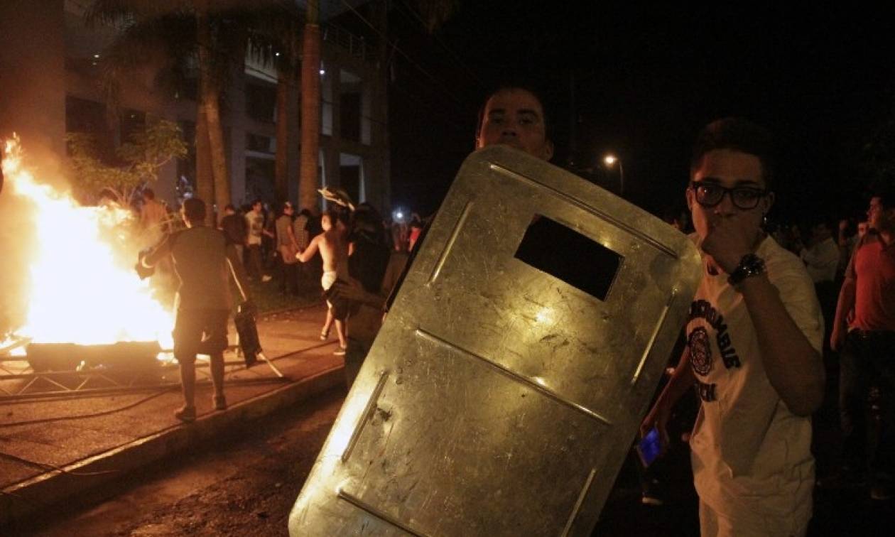 Σκηνές χάους στην Παραγουάη: Διαδηλωτές κατέλαβαν διά της βίας το Κογκρέσο (photos)