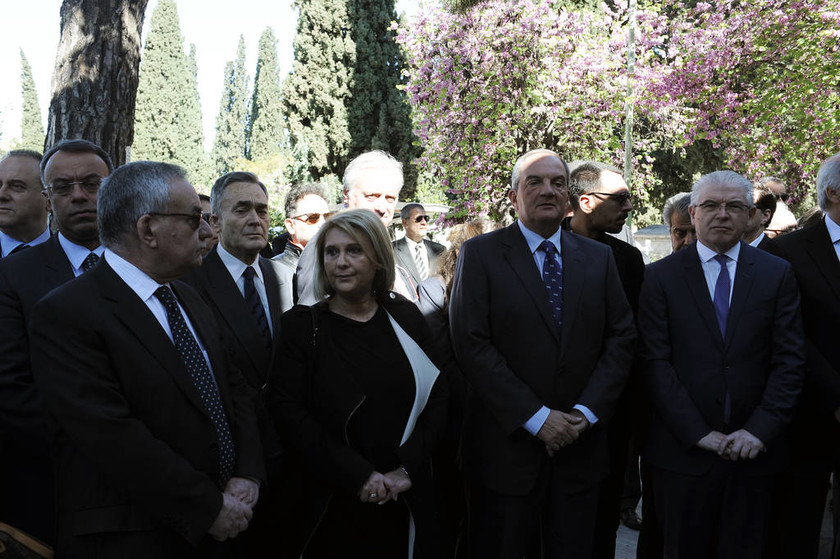Συγκίνηση στο μνημόσυνο του Γιάννη Αγγέλου: Παρόντες Παυλόπουλος και Καραμανλής (pics)