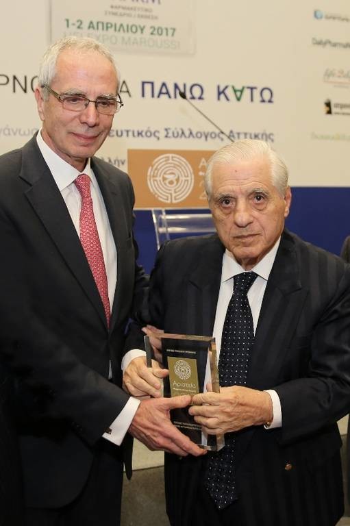 Ο Παύλος Γιαννακόπουλος παραλαμβάνει το βραβείο από τον Κωνσταντίνο Λουράντο