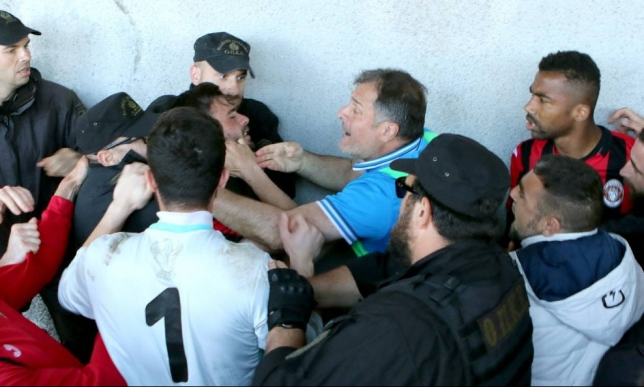 Άγρια συμπλοκή ποδοσφαιριστών με αστυνομικούς σε αγώνα της Γ΄ Εθνικής (pics)