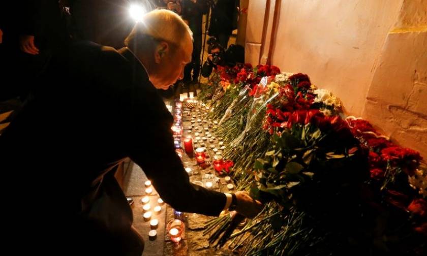 Επίθεση Ρωσία: Ο Πούτιν άφησε λουλούδια στο σημείο του μακελειού (pics+vid)