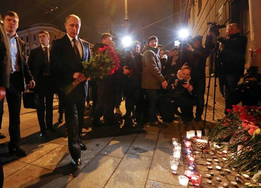 Τρομοκρατική επίθεση Ρωσία: Λουλούδια για τα θύματα από τον Πούτιν (pics+vid)
