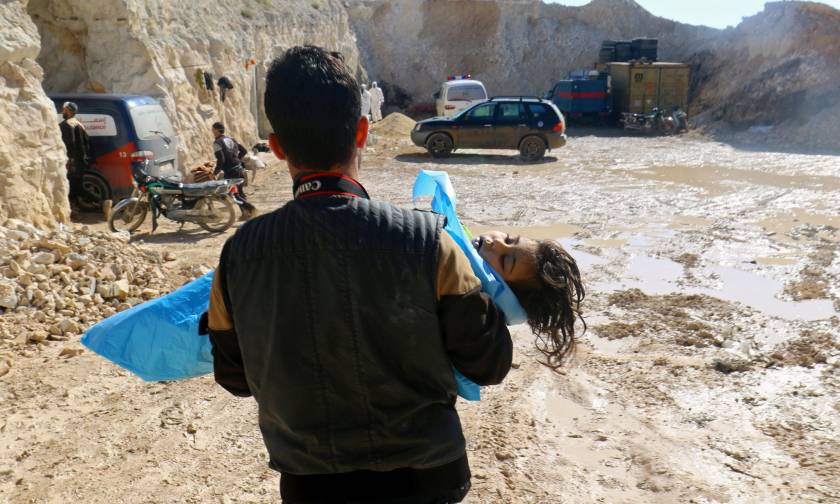 Παγκόσμιο σοκ από τη νέα θηριωδία με χημικά στη Συρία: Τουλάχιστον 100 νεκροί (pics+vids)