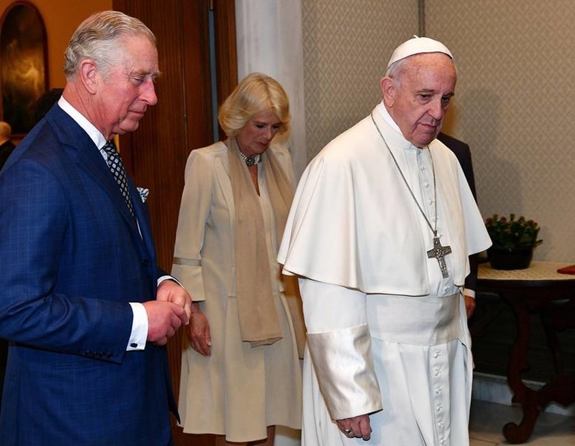 Τι δώρο έκανε ο πρίγκιπας Κάρολος στον πάπα Φραγκίσκο (pics)