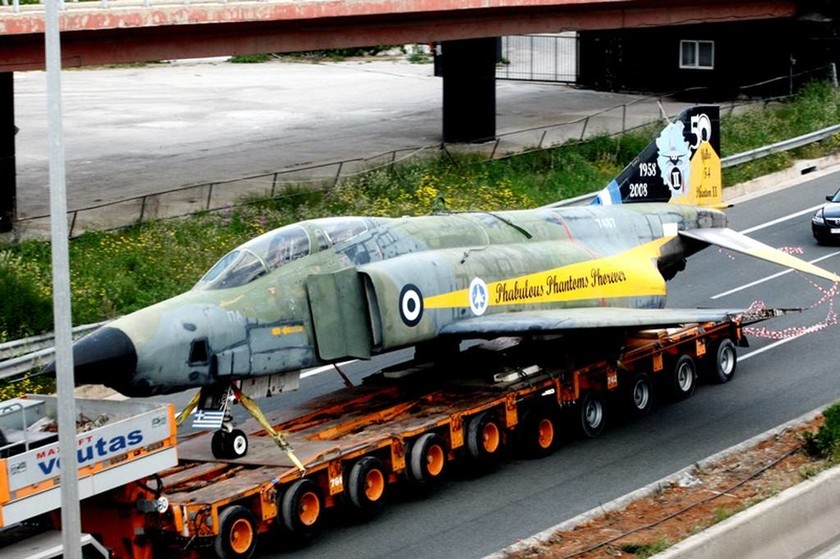Πολεμικό αεροσκάφος στην Εθνική Οδό Αθηνών – Λαμίας: Απίστευτες εικόνες