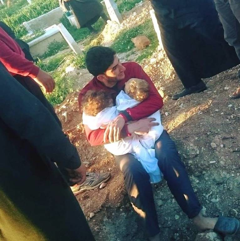 Γροθιά στο στομάχι: Το σπαρακτικό αντίο του Σύρου πατέρα στα δίδυμα παιδιά του (vid)