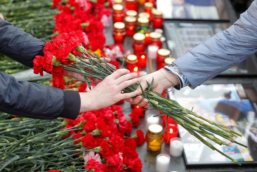 Επίθεση Αγία Πετρούπολη: Παρασημοφορήθηκε ο μηχανοδηγός - Πολίτες απότισαν φόρο τιμής στα θύματα
