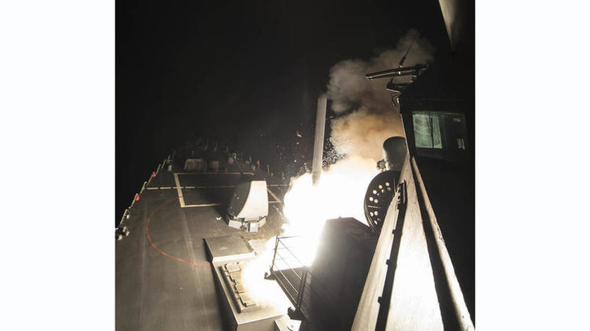 Οι ΗΠΑ ξεκίνησαν επίθεση με πυραύλους στη Συρία (vids)