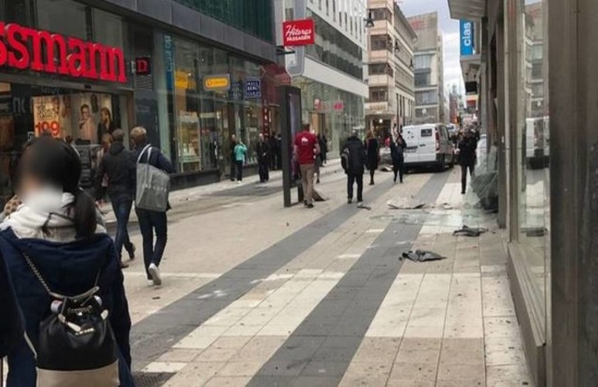 Επίθεση Στοκχόλμη: Εικόνες τρόμου από το σημείο της επίθεσης (pics-vid)
