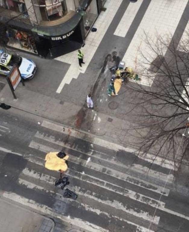 Επίθεση στην Στοκχόλμη: Ψάχνουν τον τρομοκράτη που οδηγούσε το φορτηγό