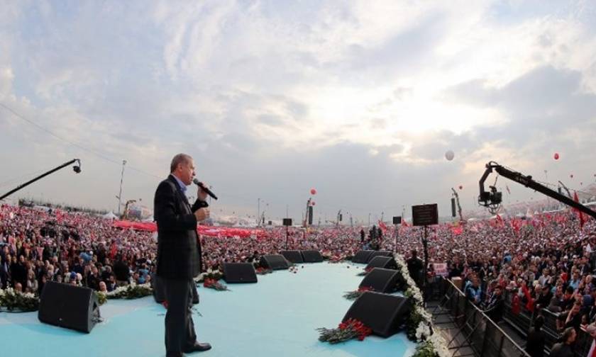 Κωνσταντινούπολη: Επικοινωνιακό «σόου» Ερντογάν λίγο πριν το δημοψήφισμα