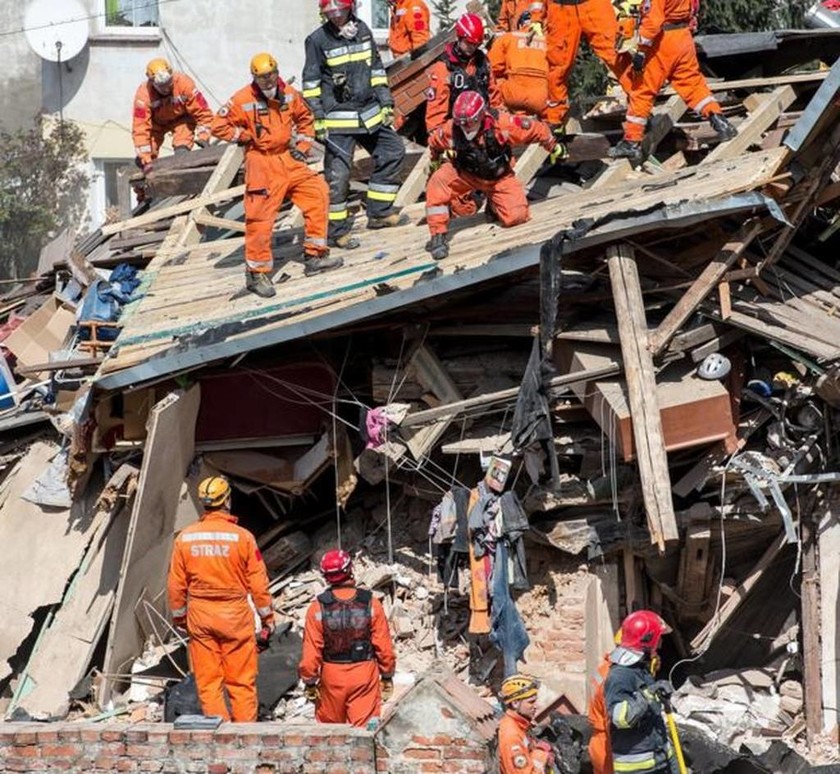 Τραγωδία στην Πολωνία: Κατέρρευσε κτήριο έπειτα από έκρηξη – Τουλάχιστον έξι νεκροί (Pics)