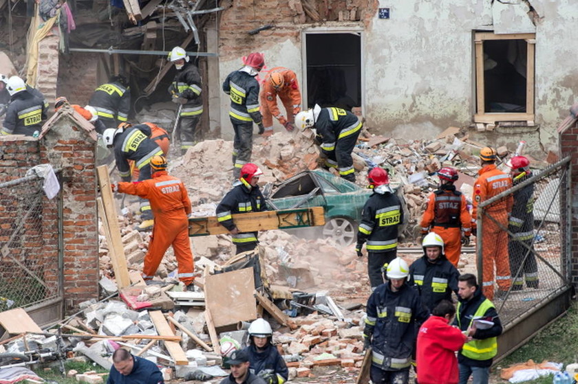 Τραγωδία στην Πολωνία: Κατέρρευσε κτήριο έπειτα από έκρηξη – Τουλάχιστον έξι νεκροί (Pics)