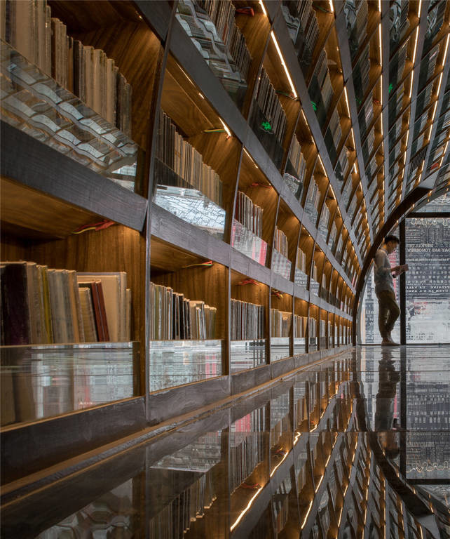Tούνελ από βιβλία οδηγεί στο πιο εντυπωσιακό βιβλιοπωλείο του κόσμου (pics)