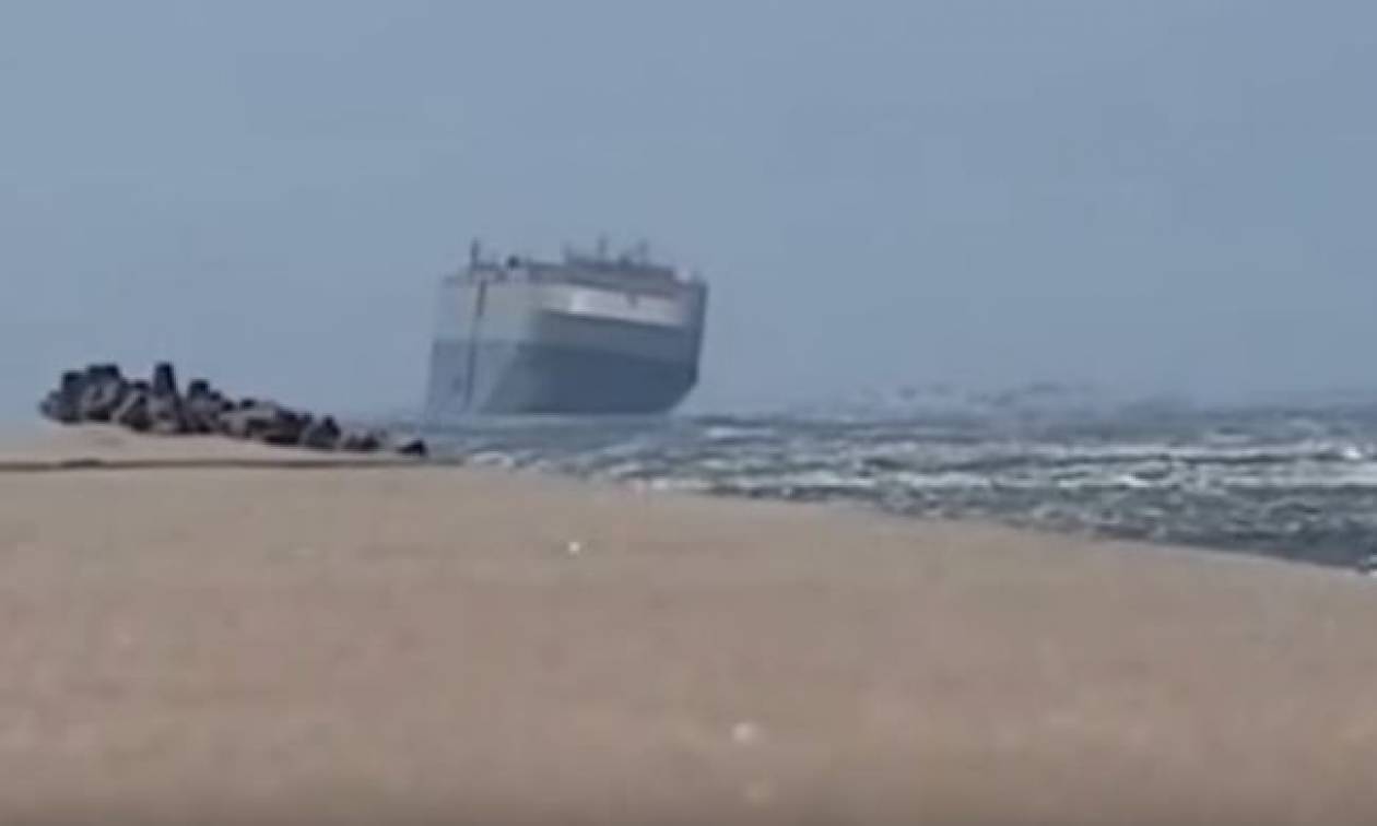 Εφιαλτικό ταξίδι: Πλοίο παλεύει με τον άνεμο για να μην βουλιάξει! (vid)