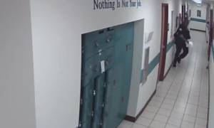 Φλόριντα: Η επική αντίδραση αστυνομικού όταν βλέπει ένα ποντίκι μέσα στο τμήμα! (vid)