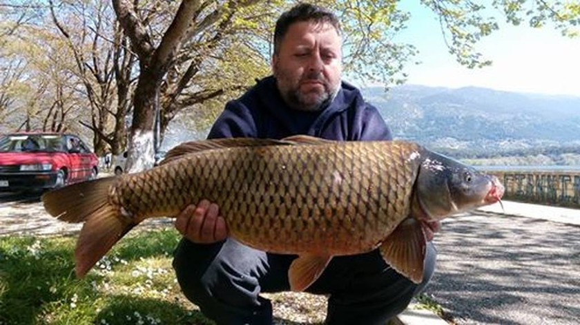 Ιωάννινα: Κυπρίνος 10 κιλών αλιεύτηκε στη λίμνη Παμβώτιδα! (pic)