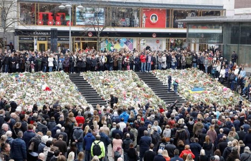 Η Σουηδία αποτίει φόρο τιμής στα θύματα της τρομοκρατικής επίθεσης