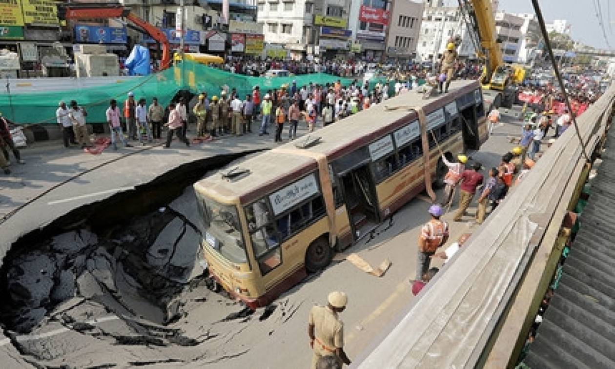 Πανικός: Τεράστια τρύπα «κατάπιε» λεωφορείο γεμάτο επιβάτες! (vid)