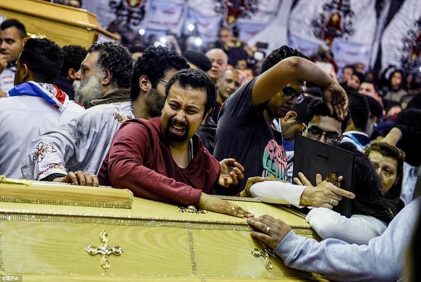 Σε κατάσταση εκτάκτου ανάγκης η Αίγυπτος - Στο στόχαστρο των τζιχαντιστών οι Χριστιανοί (pics&vids)