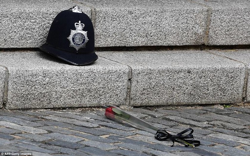 Με τιμές ήρωα κηδεύτηκε ο φρουρός που δολοφονήθηκε από τον μακελάρη του Λονδίνου (video+pics)