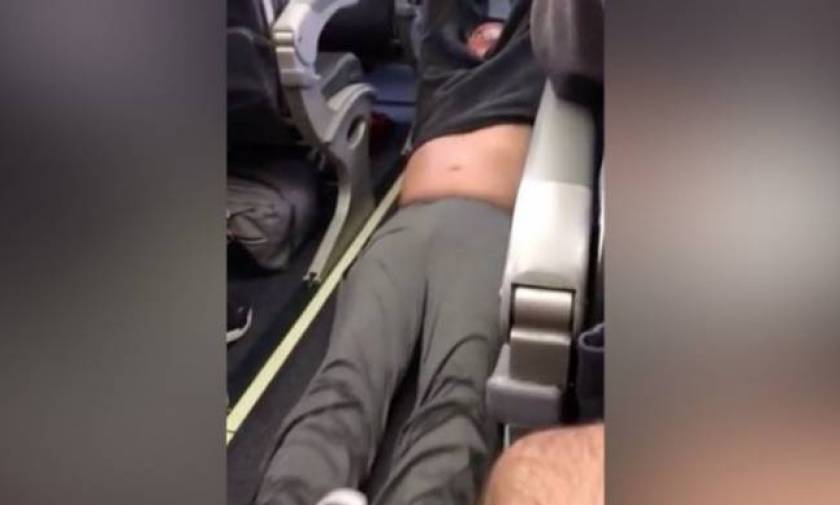 Πανικός σε αεροπλάνο: Έβγαλαν σηκωτό επιβάτη λόγω... υπερκράτησης! (video)