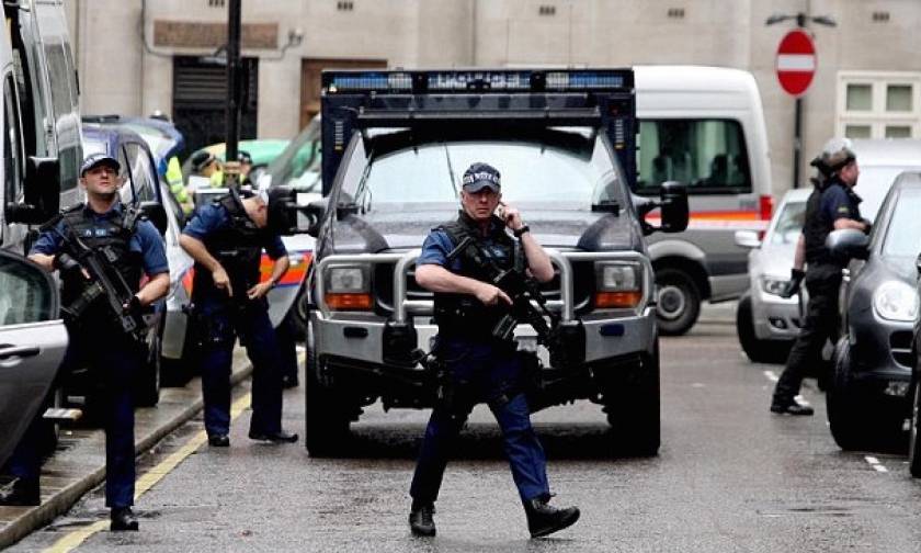 Συναγερμός στο Λονδίνο: Απόπειρα ένοπλης επίθεσης σε τουριστικό σημείο της πόλης (Pic)