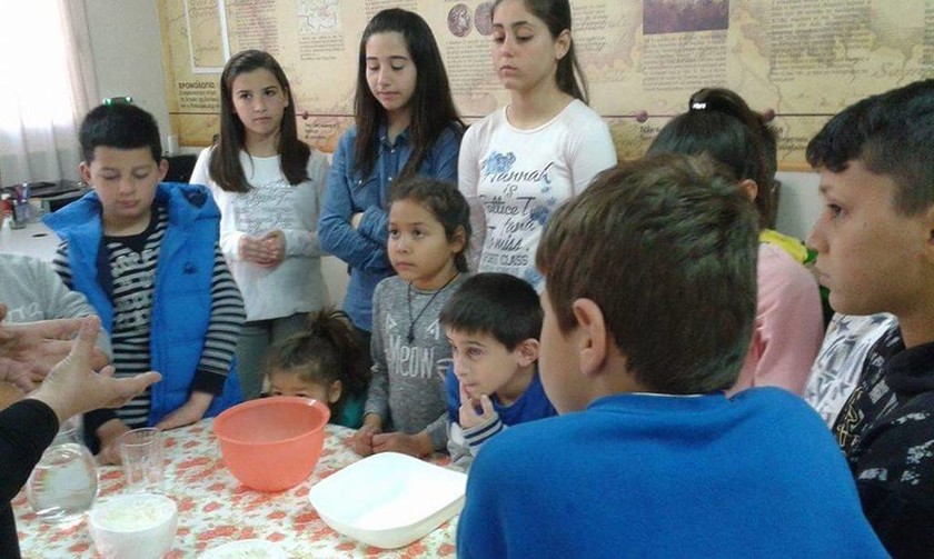Τα παιδιά στην Εύξεινο Λέσχη Χαρίεσσας «ζυμώνονται» με την παράδοση! (pics)