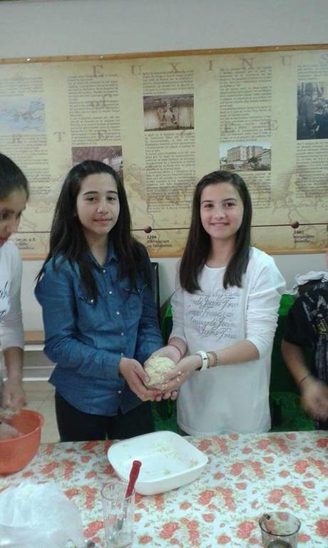 Τα παιδιά στην Εύξεινο Λέσχη Χαρίεσσας «ζυμώνονται» με την παράδοση! (pics)