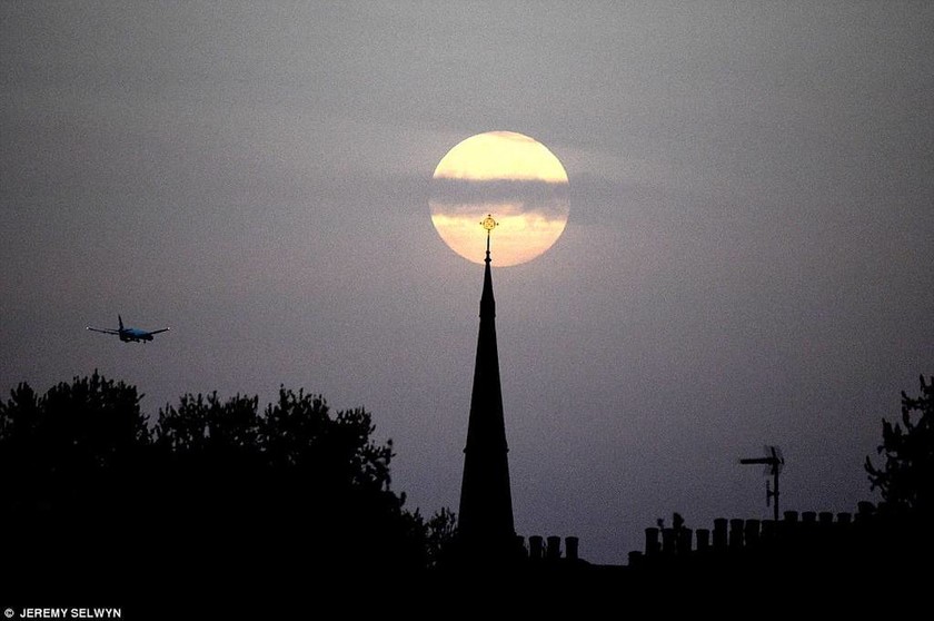 Μοναδικές φωτογραφίες: Το «ροζ φεγγάρι» φώτισε το νυχτερινό ουρανό