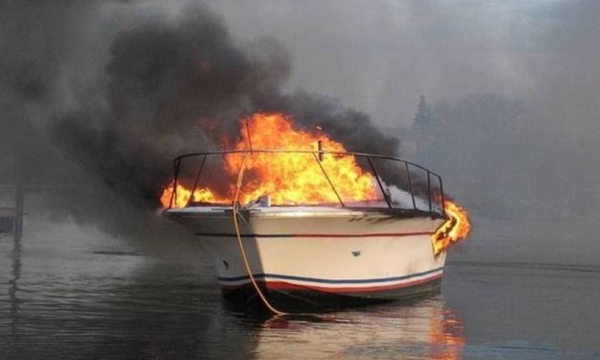 Θρίλερ στη Μύκονο: Σκάφος τυλίχτηκε στις φλόγες
