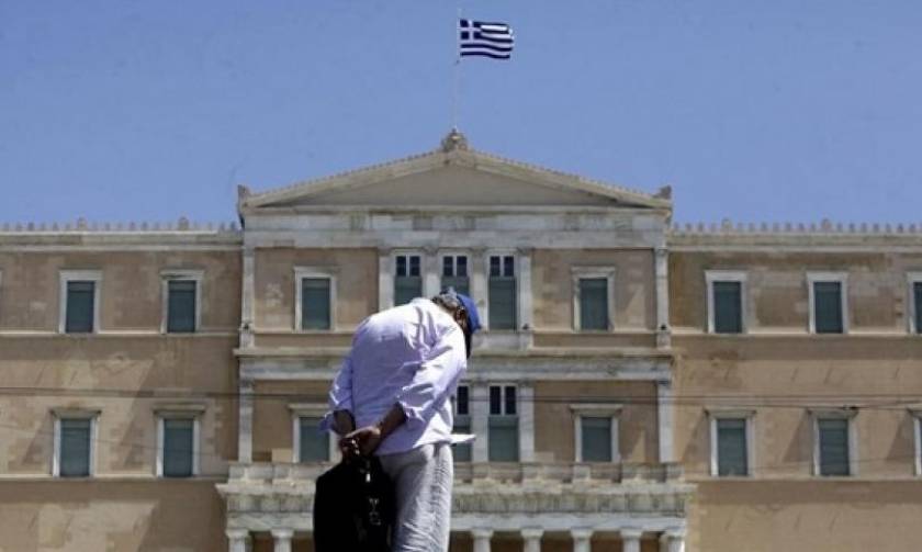 Bloomberg: Να σταματήσει η υποκρισία για το ελληνικό χρέος