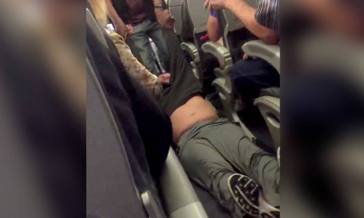 Αγωγή εναντίον της United θα καταθέσει ο επιβάτης που πέταξαν έξω από το αεροπλάνο