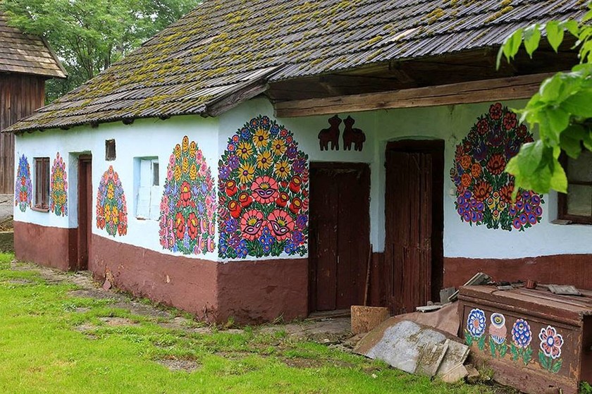 Ζαλίπιε: Το χωριό της Πολωνίας όπου όλα είναι γεμάτα ζωγραφιές λουλουδιών (pics)