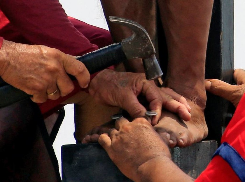 Φιλιππίνες: H σοκαριστική αναπαράσταση της Σταύρωσης που διχάζει (pic+vid)