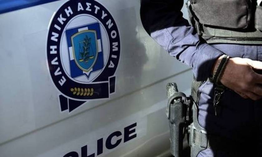 Αιτωλικό: Έμπορος ναρκωτικών έκρυβε κιλά ηρωίνης έξω από το σπίτι του (vid)
