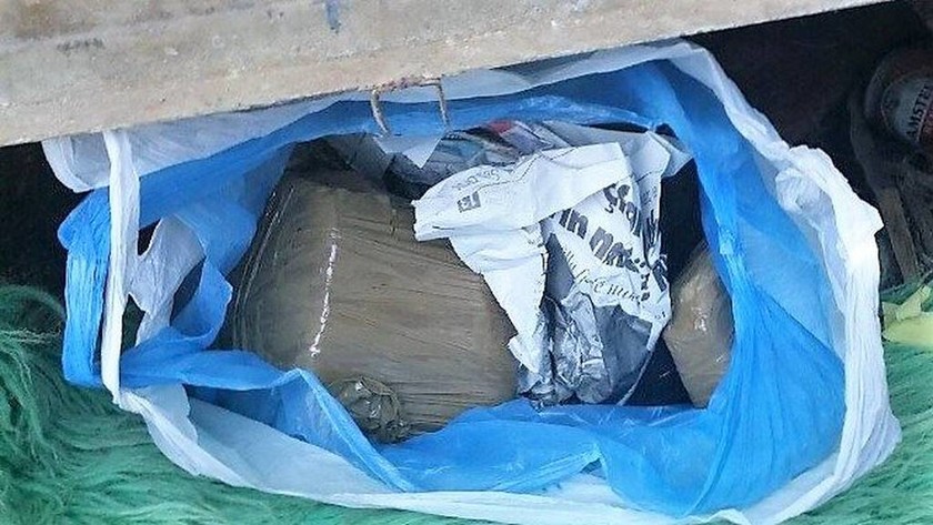 Αιτωλικό: Έμπορος ναρκωτικών έκρυβε κιλά ηρωίνης έξω από το σπίτι του (vid)
