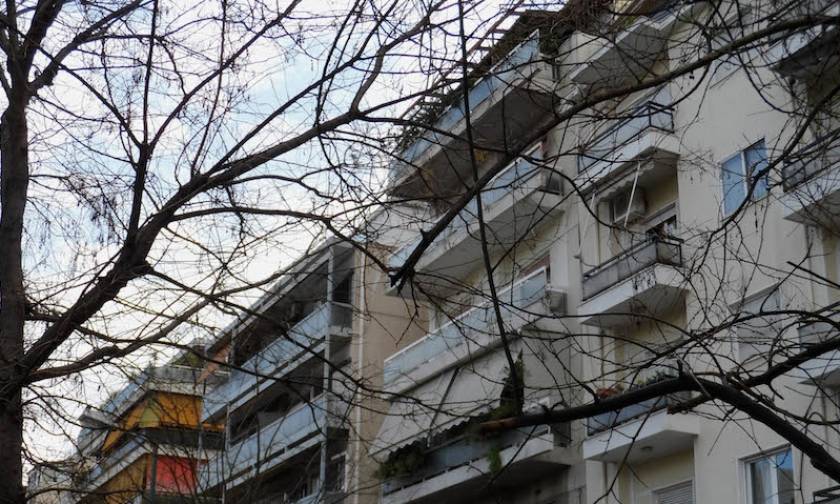 Καλαμαριά: 18χρονη έπεσε από το μπαλκόνι του σπιτιού της