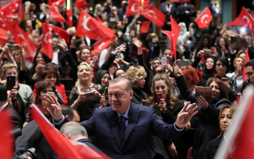 Δημοψήφισμα Τουρκία: Με την ψυχή στο στόμα ο Ερντογάν – Δεν δέχεται το «ναι» η αντιπολίτευση