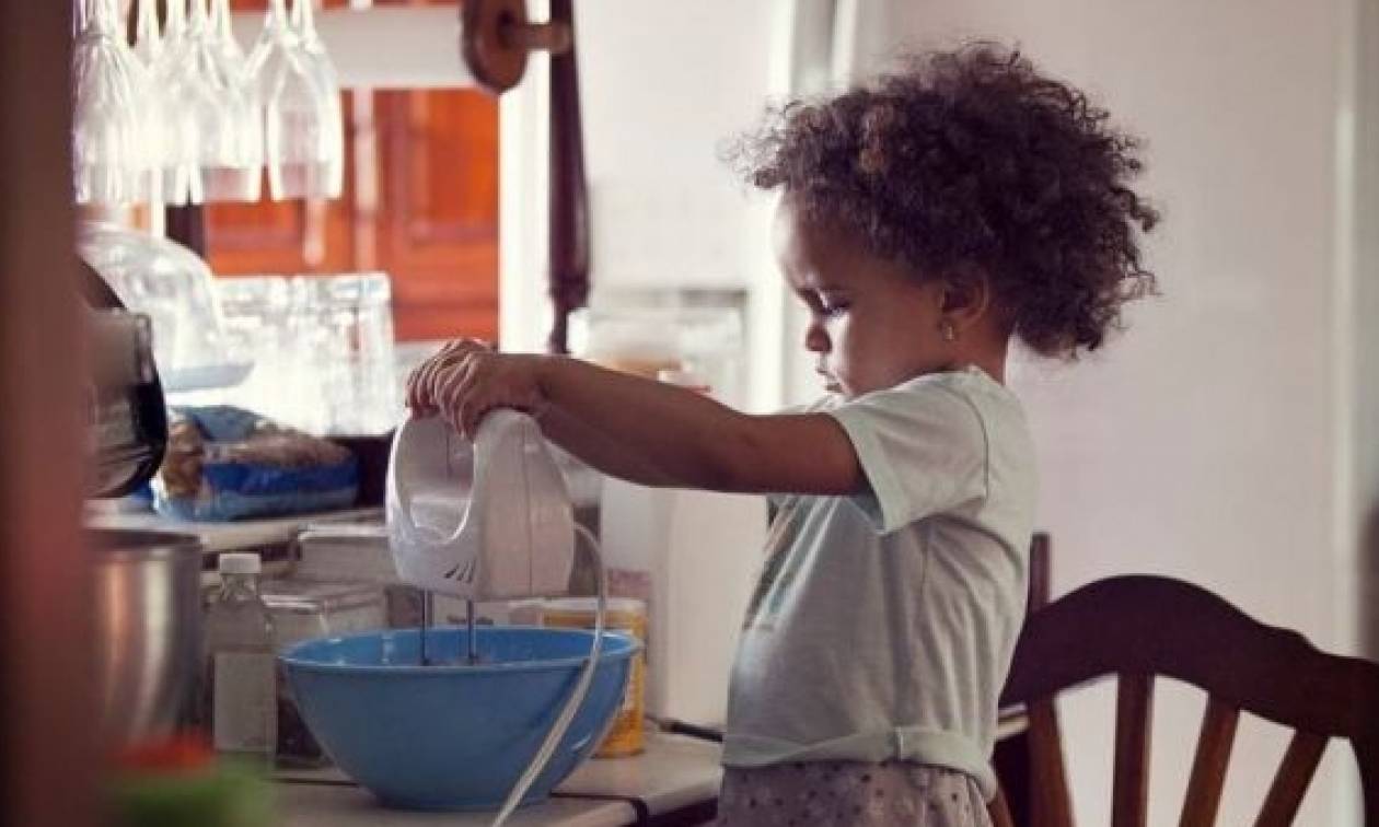 Πώς μπορούν να σας βοηθήσουν τα παιδιά σας στην κουζίνα ανάλογα με την ηλικία τους