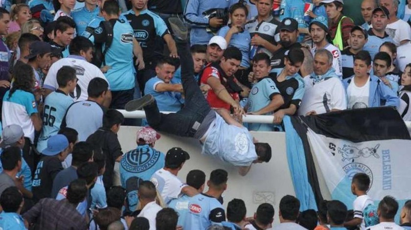 Σκηνές-σοκ στην Αργεντινή: Πέταξαν οπαδό από εξέδρα – Νοσηλεύεται σε κώμα (Προσοχή! Σκληρές εικόνες)