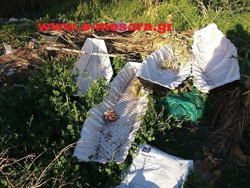 Μακάβριο θέαμα στο Τυμπάκι: Πέταξαν φέρετρα σε.. αυτοσχέδιο σκουπιδότοπο
