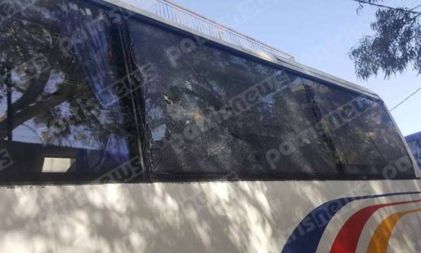 Καλαμάτα: Επίθεση με πέτρες στο λεωφορείο που μετέφερε μέλη της Διοίκησης του Πανηλειακού (pics)