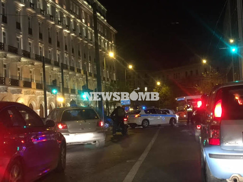 ΤΩΡΑ: Έκρηξη έξω από κατάστημα τράπεζας στο κέντρο της Αθήνας