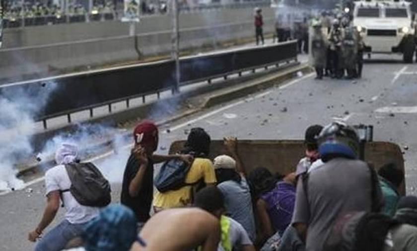 Venezuela crisis: Three killed at anti-government protests