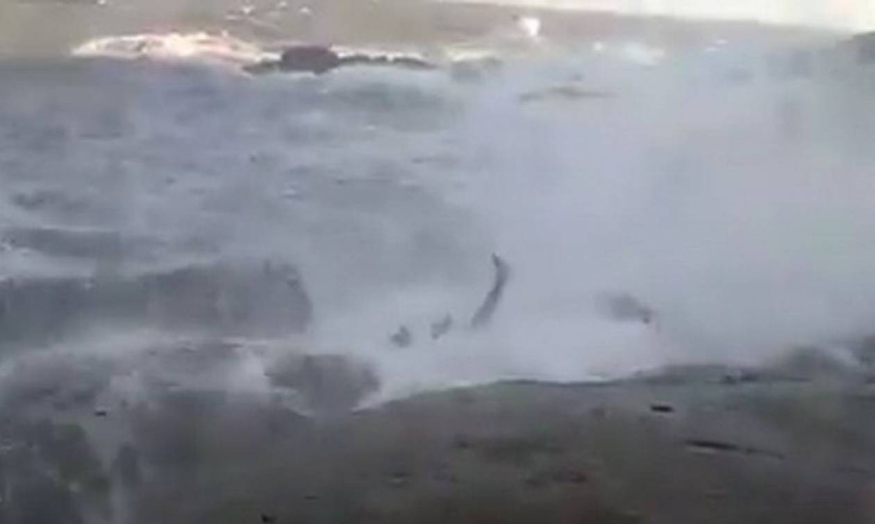 Βίντεο σοκ: Έβγαζαν selfie στα βράχια και τους πήρε η θάλασσα - Ένας νεκρός