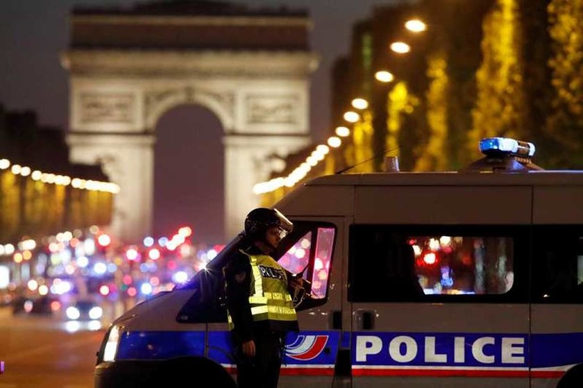 Πυροβολισμοί στο Παρίσι - Πληροφορίες για έναν νεκρό αστυνομικό (pics+vids)