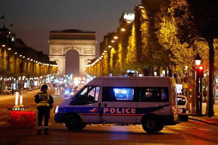 Πυροβολισμοί στο Παρίσι - Πληροφορίες για έναν νεκρό αστυνομικό (pics+vids)