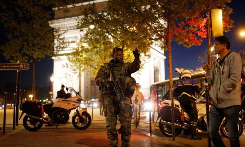 Επίθεση στο Παρίσι - Νεκρός και δεύτερος αστυνομικός
